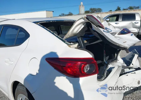 2018 Mazda Mazda3 Sport z USA, uszkodzony, nr VIN 3MZBN1U72JM228164